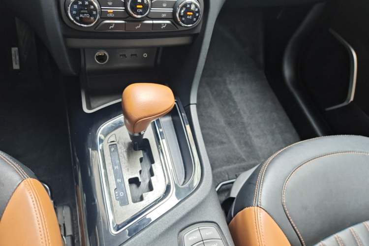 Used Soueast DX7 2015 1.5T Automatic Elite Model Gear Lever