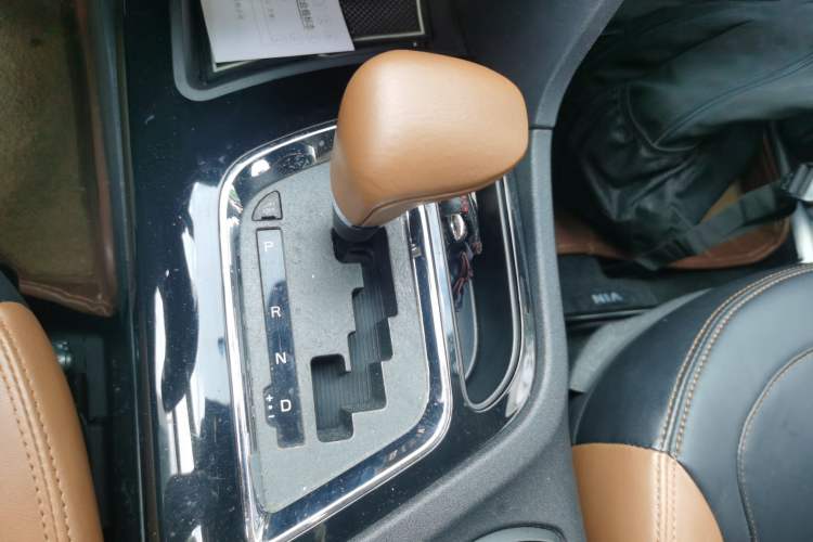 Used Soueast DX7 2015 1.5T Automatic Prestige Model Gear Lever