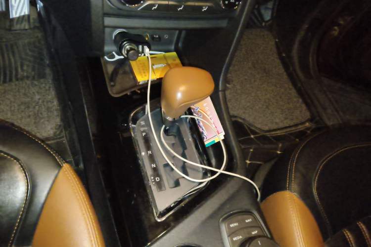 Used Soueast DX7 2015 1.5T Automatic Prestige Model Gear Lever