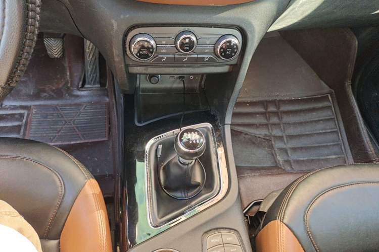 Used Soueast DX7 2015 1.5T Manual Luxury Model Gear Lever