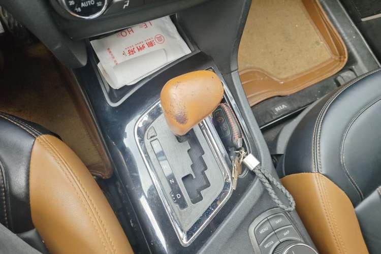 Used Soueast DX7 2015 1.5T Automatic Luxury Model Gear Lever