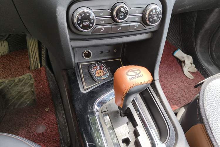 Used Soueast DX7 2015 1.5T Automatic Luxury Model Gear Lever