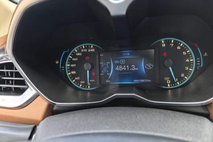 Used Soueast DX7 2015 1.5T Manual Luxury Model Odometer Close Up
