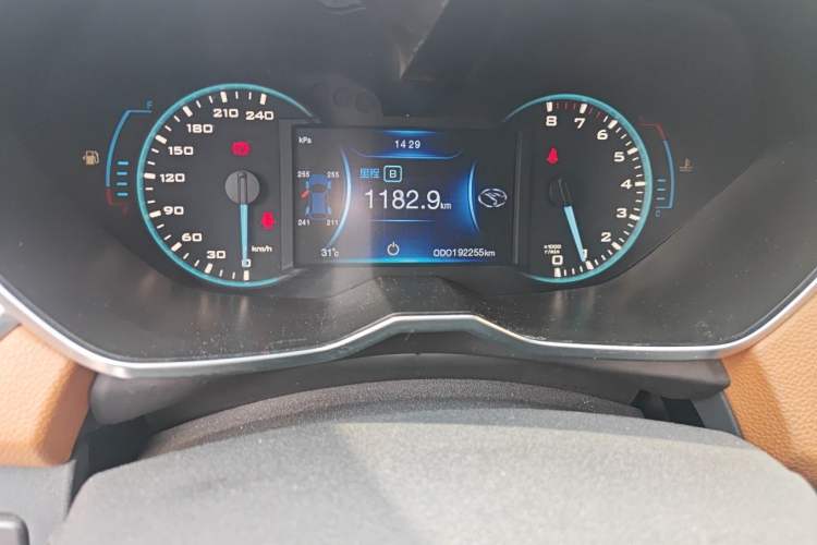 Used Soueast DX7 2015 1.5T Manual Luxury Model Odometer Close Up