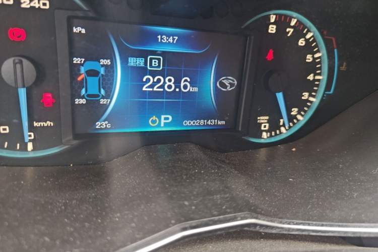 Used Soueast DX7 2015 1.5T Automatic Luxury Model Odometer Close Up