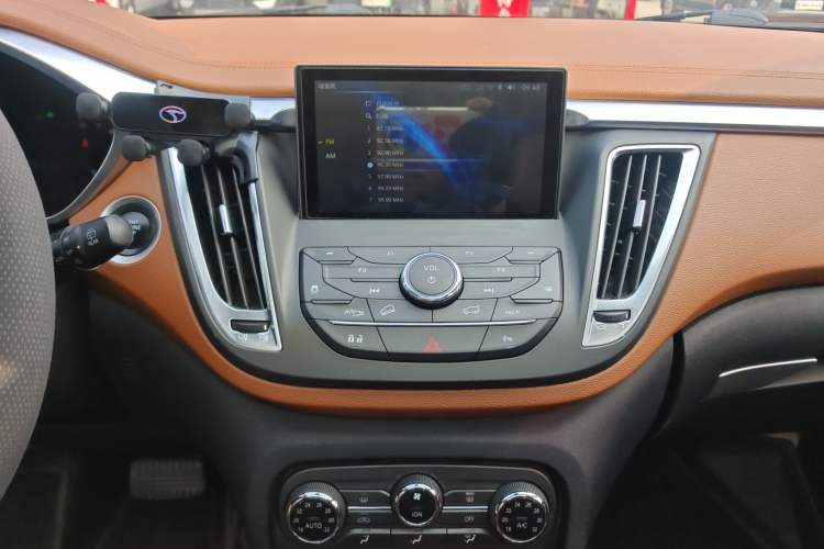 Used Soueast DX7 2015 1.5T Automatic Prestige Model Audio And AC Panel