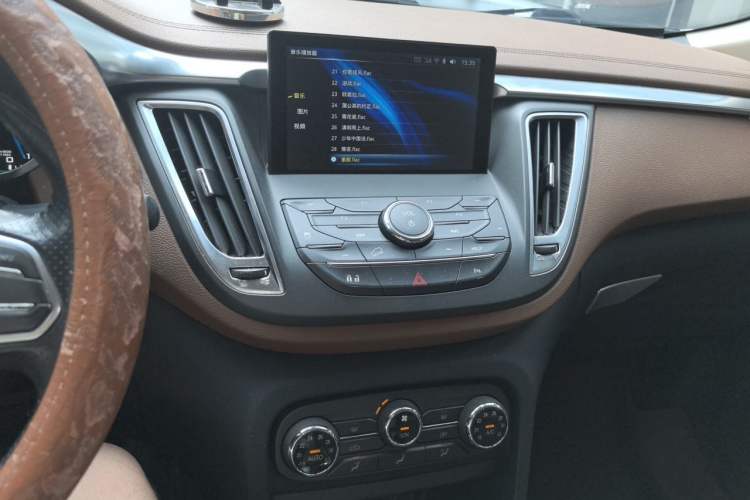 Used Soueast DX7 2015 1.5T Manual Luxury Model Audio And AC Panel