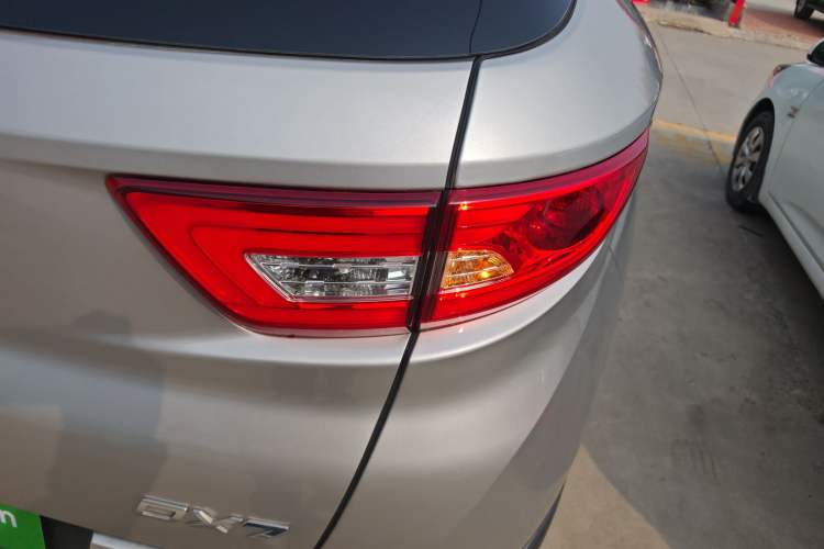 Used Soueast DX7 2015 1.5T Automatic Prestige Model Exterior 3