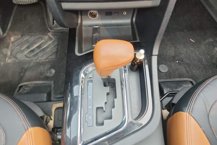 Used Soueast DX7 2015 1.5T Automatic Prestige Model Gear Lever