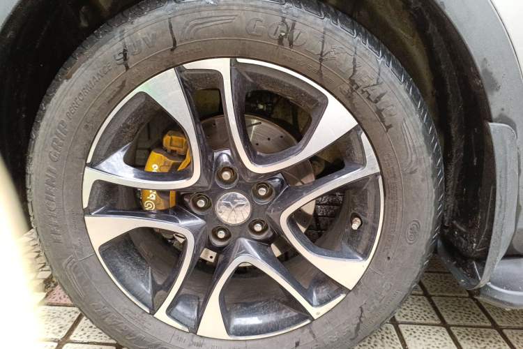 Used Soueast DX7 2015 1.5T Automatic Prestige Model Left Front Wheel Hub