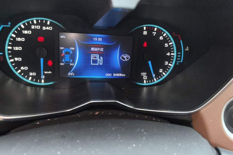 Used Soueast DX7 2015 1.5T Manual Luxury Model Odometer Close Up
