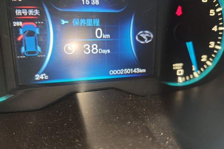 Used Soueast DX7 2015 1.5T Manual Luxury Model Odometer Close Up