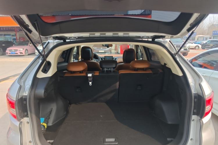 Used Soueast DX7 2015 1.5T Automatic Prestige Model Trunk