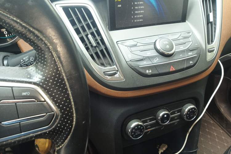 Used Soueast DX7 2015 1.5T Manual Luxury Model Audio And AC Panel