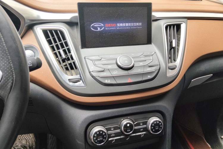 Used Soueast DX7 2015 2.0T Manual Sport Luxury Edition Audio And AC Panel