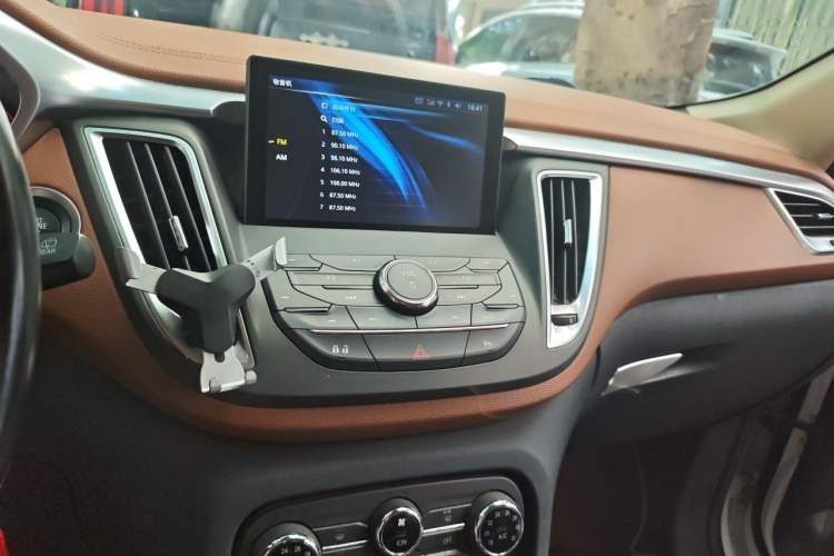 Used Soueast DX7 2015 1.5T Manual Luxury Model Audio And AC Panel
