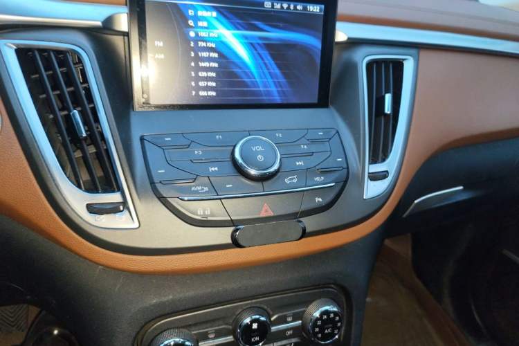 Used Soueast DX7 2015 1.5T Manual Luxury Model Audio And AC Panel