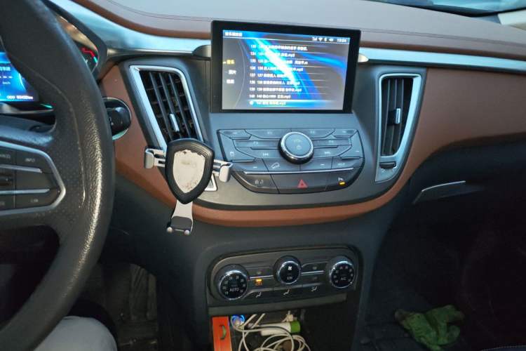 Used Soueast DX7 2015 1.5T Automatic Elite Model Audio And AC Panel