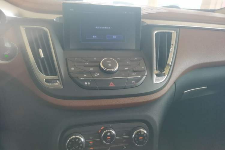 Used Soueast DX7 2015 1.5T Automatic Luxury Model Audio And AC Panel