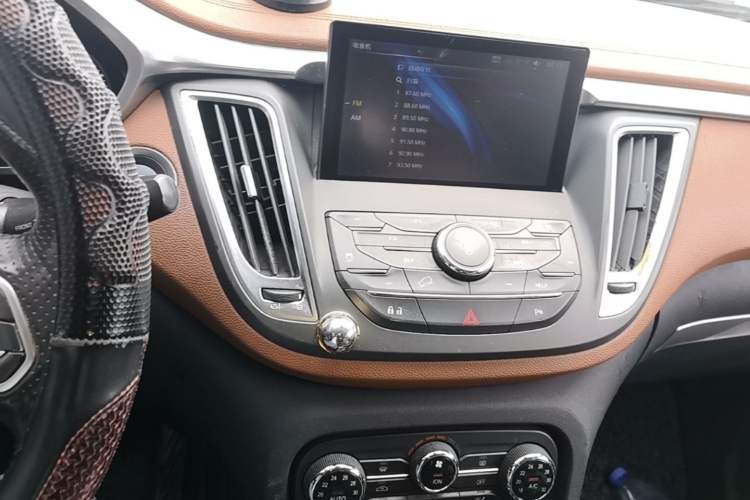Used Soueast DX7 2015 1.5T Automatic Luxury Model Audio And AC Panel