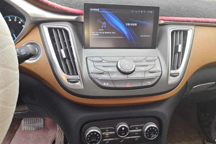 Used Soueast DX7 2015 1.5T Automatic Prestige Model Audio And AC Panel