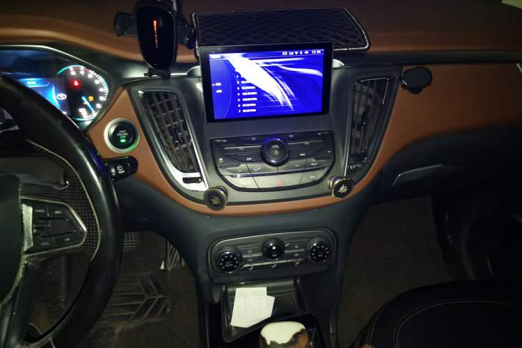 Used Soueast DX7 2015 1.5T Manual Luxury Model Audio And AC Panel