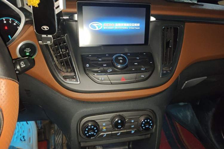 Used Soueast DX7 2015 1.5T Automatic Luxury Model Audio And AC Panel
