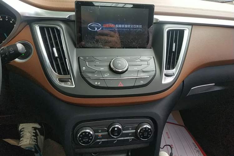 Used Soueast DX7 2015 1.5T Automatic Luxury Model Audio And AC Panel