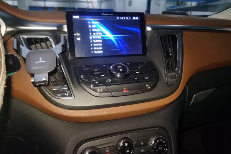 Used Soueast DX7 2015 1.5T Automatic Luxury Model Audio And AC Panel