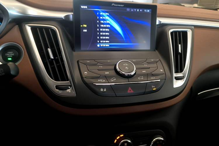 Used Soueast DX7 2015 1.5T Automatic Prestige Model Audio And AC Panel