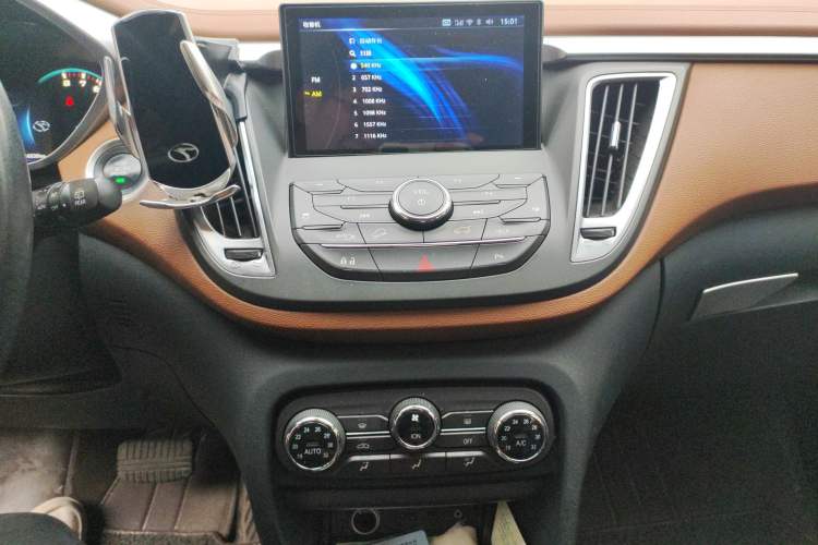 Used Soueast DX7 2015 1.5T Automatic Luxury Model Audio And AC Panel