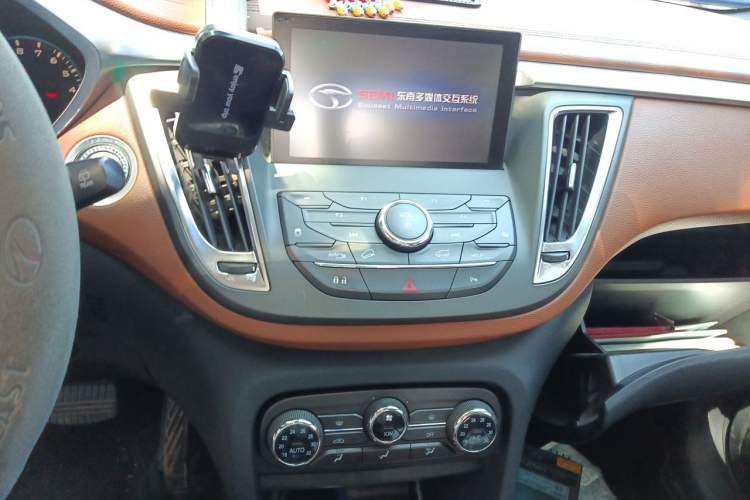 Used Soueast DX7 2015 1.5T Automatic Luxury Model Audio And AC Panel