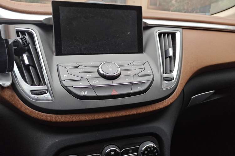 Used Soueast DX7 2015 1.5T Automatic Luxury Model Audio And AC Panel
