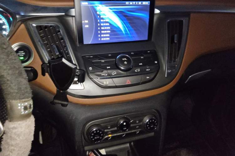 Used Soueast DX7 2015 1.5T Automatic Prestige Model Audio And AC Panel