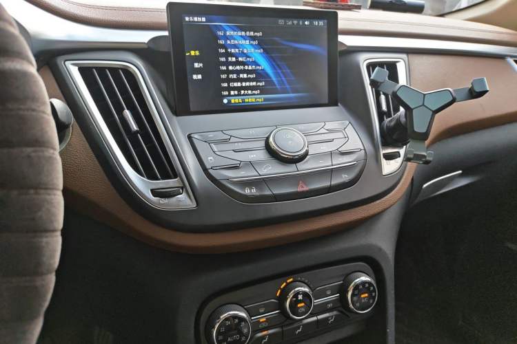 Used Soueast DX7 2015 1.5T Automatic Luxury Model Audio And AC Panel