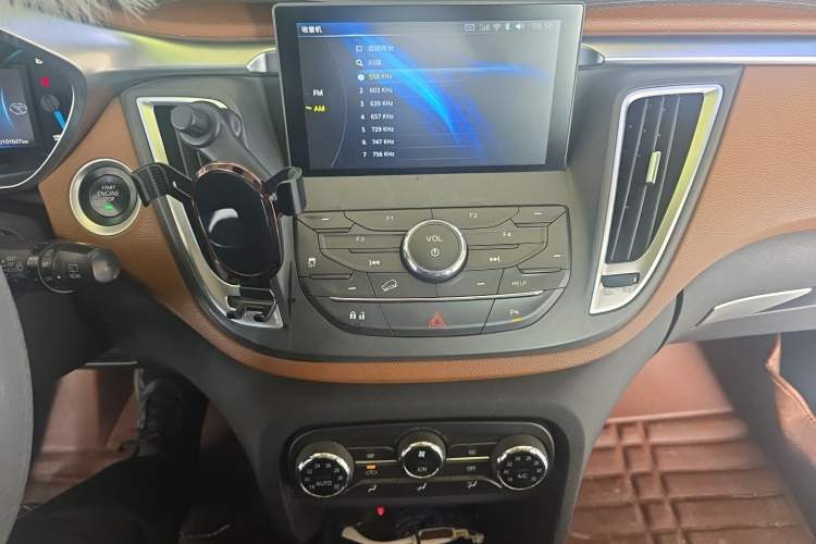 Used Soueast DX7 2015 1.5T Automatic Luxury Model Audio And AC Panel