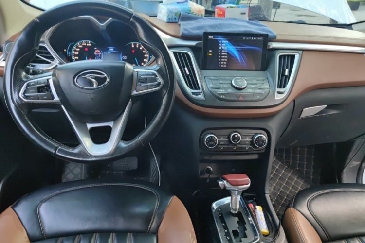 Used Soueast DX7 2015 1.5T Automatic Prestige Model Center Console