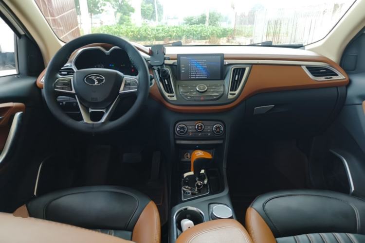 Used Soueast DX7 2015 1.5T Automatic Luxury Model Center Console