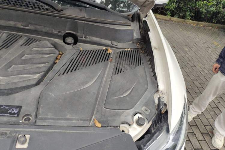 Used Soueast DX7 2015 1.5T Automatic Prestige Model Engine Bay Left