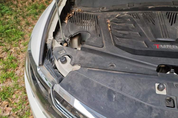 Used Soueast DX7 2015 1.5T Automatic Luxury Model Engine Bay Right