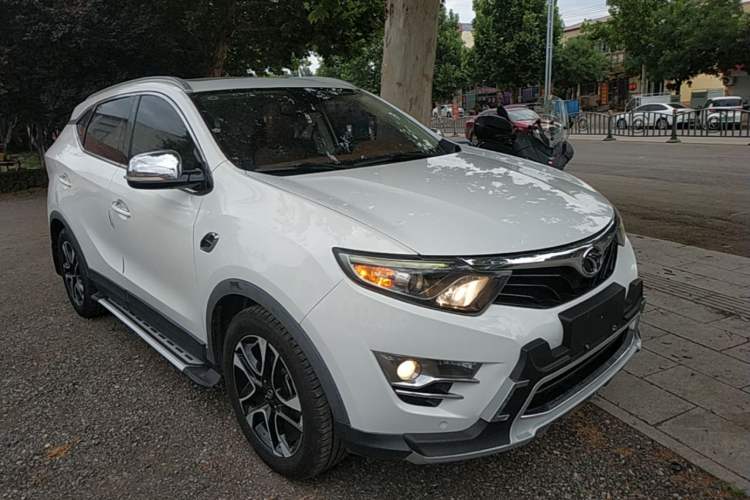 Used Soueast DX7 2015 1.5T Automatic Luxury Model Front Right 45 Deg
