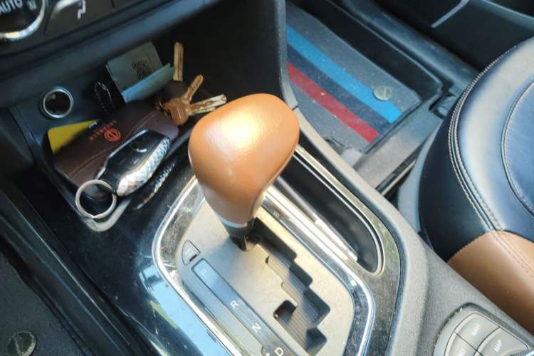 Used Soueast DX7 2015 1.5T Automatic Luxury Model Gear Lever
