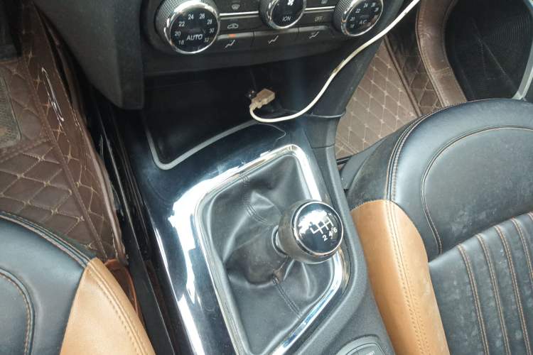 Used Soueast DX7 2015 1.5T Manual Luxury Model Gear Lever