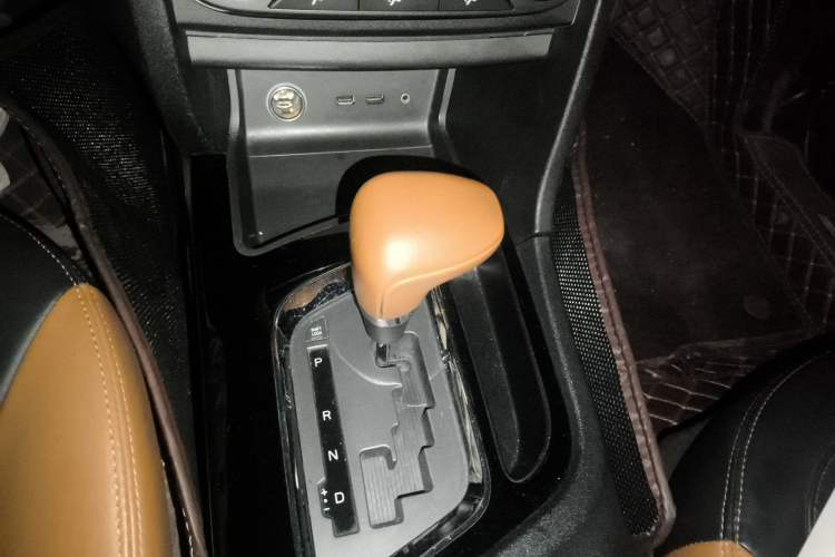 Used Soueast DX7 2015 1.5T Automatic Luxury Model Gear Lever