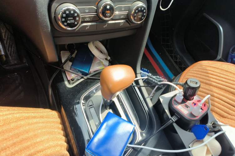 Used Soueast DX7 2015 1.5T Automatic Prestige Model Gear Lever