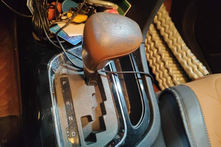 Used Soueast DX7 2015 1.5T Automatic Prestige Model Gear Lever