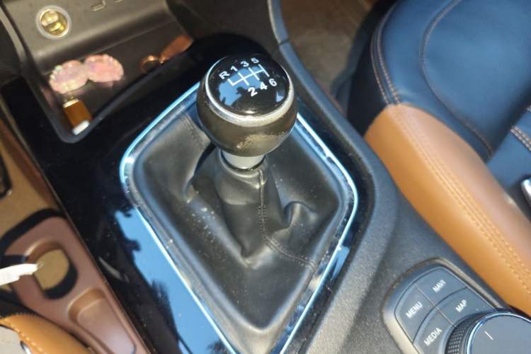 Used Soueast DX7 2015 1.5T Manual Luxury Model Gear Lever