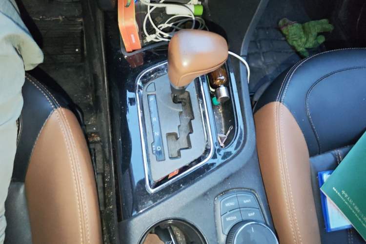 Used Soueast DX7 2015 1.5T Automatic Elite Model Gear Lever