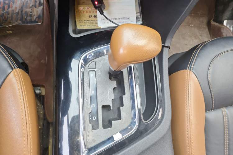 Used Soueast DX7 2015 1.5T Automatic Prestige Model Gear Lever