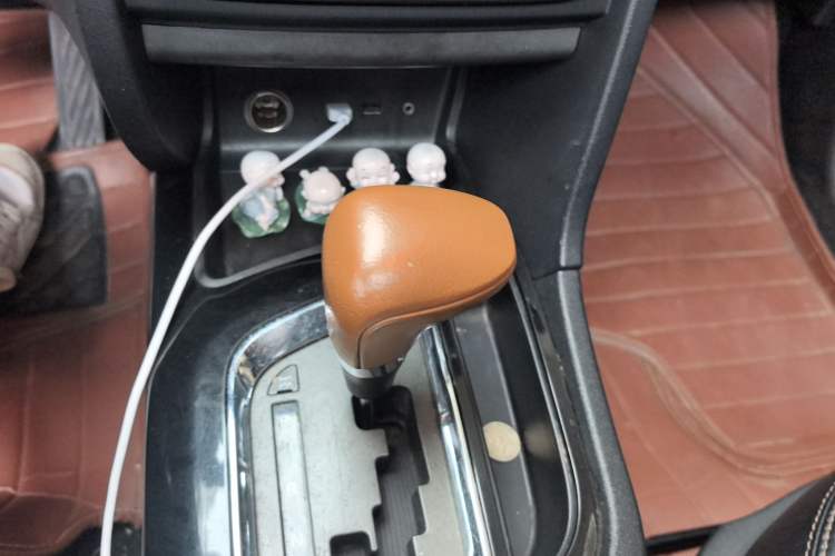 Used Soueast DX7 2015 1.5T Automatic Luxury Model Gear Lever